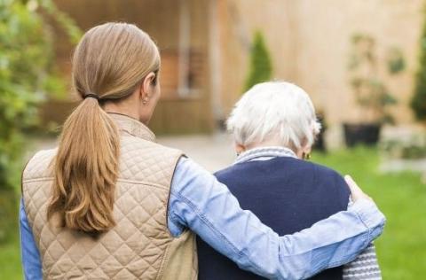 Una mujer y una anciana de espaldas