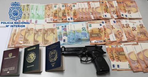 Fotos: @polprcanarias Dinero y arma incautada por la policia