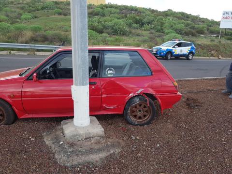 Fotos: @PoliciaLocalSC Un coche choca contra una farola