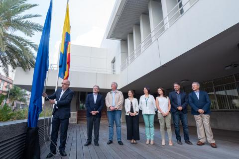 Izado de la bandera de la UE en el Cabildo de Gran Canaria