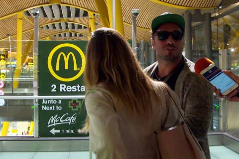 David Bustamante y Yana Olina en el aeropuerto