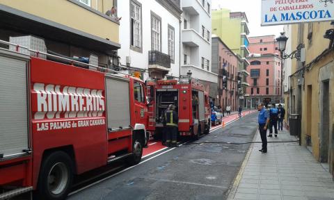 Incendio en la calle Malteses / @PoliciaLPA Incendio en la calle Malteses