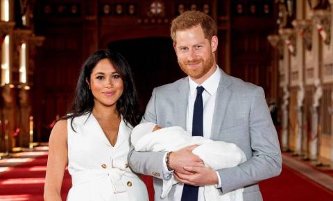 Meghan Markle y el príncipe Harry en la presentación de su hijo