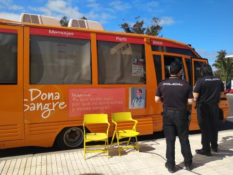 Policía Nacional en la unidad móvil del ICHH Policía Nacional en la unidad móvil del ICHH