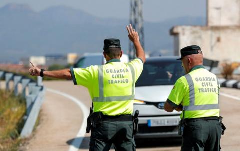 policías en un control de tráfico