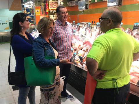 Luzardo que visitó el Mercado de Altavista junto a los concejales Rosa Viera e Ignacio Guerra