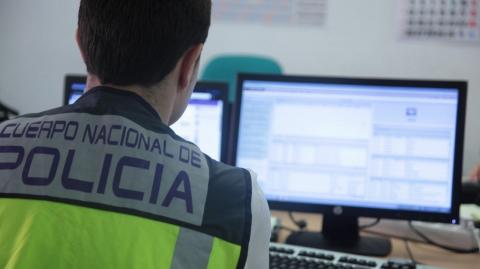 Policía Nacional y ordenador