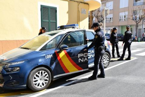 Policía Nacional y coche patrulla