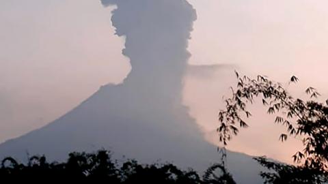 El monte Merapi en Indonesia entra en erupción