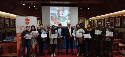 Puerto de la Cruz clausura el curso de Operaciones Básicas de Restaurante y Bar