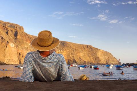 hombre en una playa de Canarias