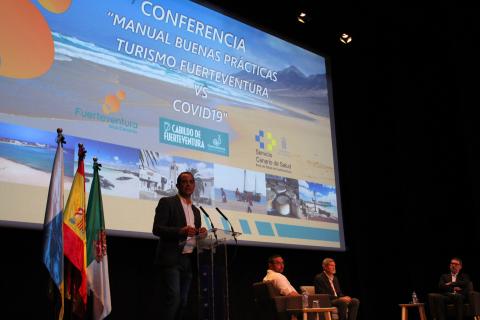 Profesionales del sector turístico de Fuerteventura se informan sobre prevención del Covid-19