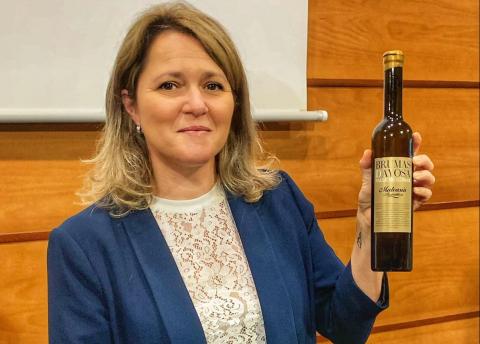 La Consejera Alicia Vanoostende con el vino ganador Brumas de Ayosa