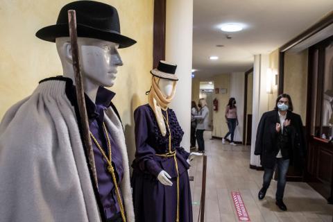 Exposición ‘Los hábitos religiosos en la vestimenta tradicional’ en el Teatro Leal. Tenerife