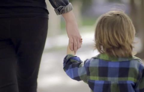 mujer con niño