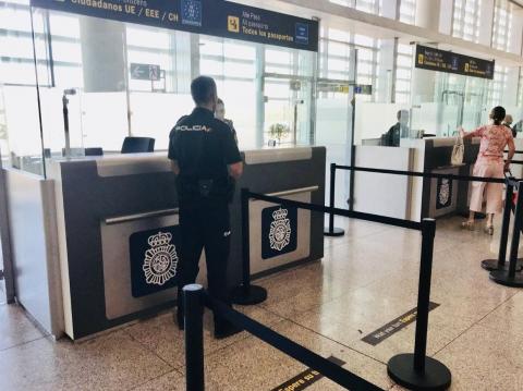 control de policía en el aeropuerto