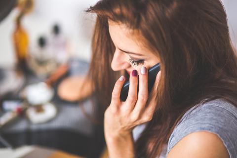 mujer hablando por el móvil