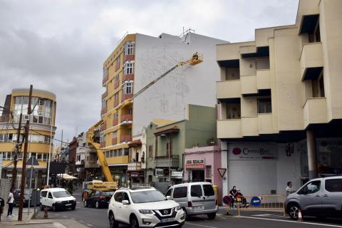 Obra del mural homenaje a Antonio Padrón en Gáldar. Gran Canaria