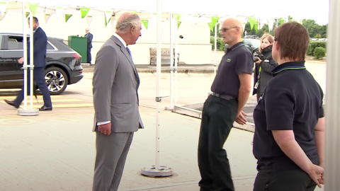 Empleado de Asda se desmaya durante la visita del príncipe Carlos. Reino Unido