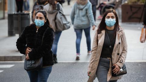 Mujeres con mascarillas