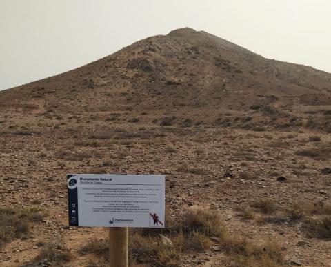 señales para proteger el BIC de los grabados rupestres de la montaña de Tindaya. Fuerteventura