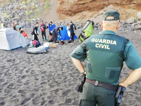 Desalojan a 62 personas acampadas en una playa de La Orotava. Tenerife