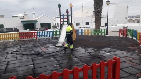 Limpieza de Parques infantiles en San Bartolomé. Lanzarote