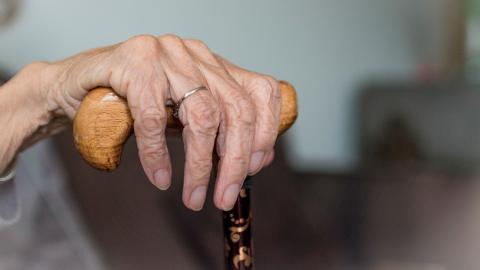 Dos trabajadoras maltratan a una anciana en una residencia en España