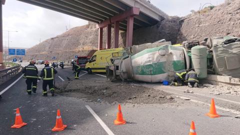 Vuelco de un camión hormigonera en Gran Canaria