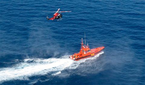 Helicóptero y barco de Salvamento Marítimo