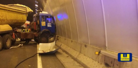 Accidente de un camión en los túneles de San José Accidente de un camión en los túneles de San José