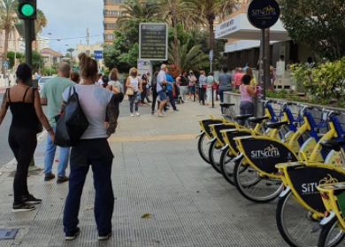 Colas en la entrada del Ayuntamiento de Las Palmas de Gran Canaria