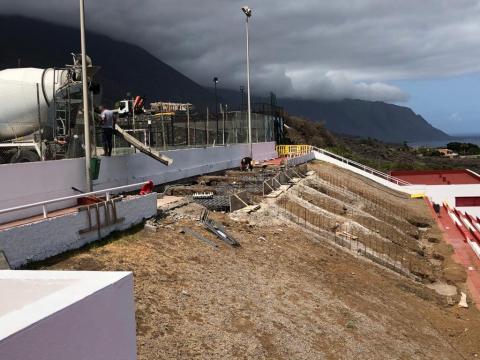 Nuevas gradas con cubierta para el campo municipal de fútbol de La Frontera. El Hierro