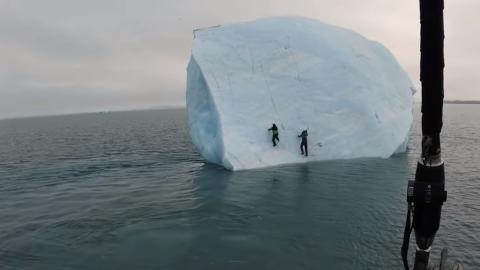 Un iceberg se vuelca en el Ártico