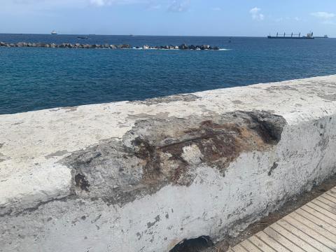 Lamentable estado de los muros de la Avda. Marítima de Las Palmas de Gran Canaria