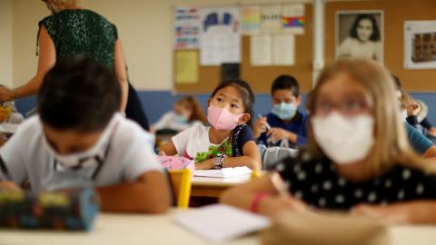 Niños con mascarillas Niños con mascarillas