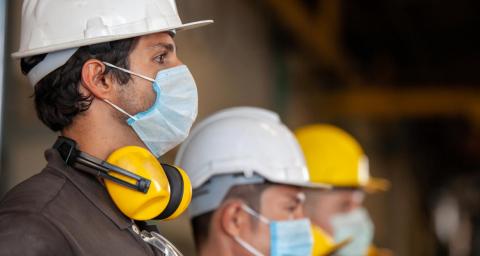 Trabajadores con mascarillas