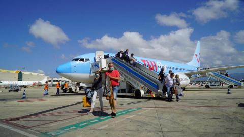 Turistas bajando de un avión del grupo turístico alemán TUI