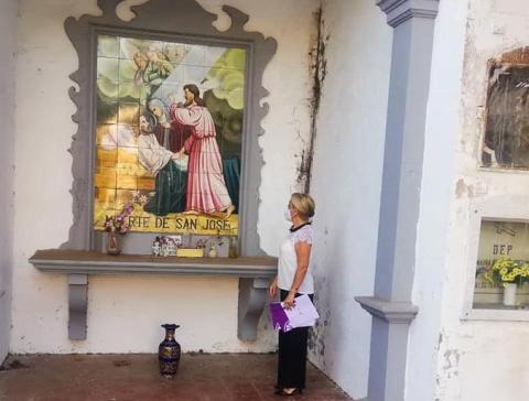 Elsa Ávila visita el cementerio de San Juan, La Laguna. Tenerife