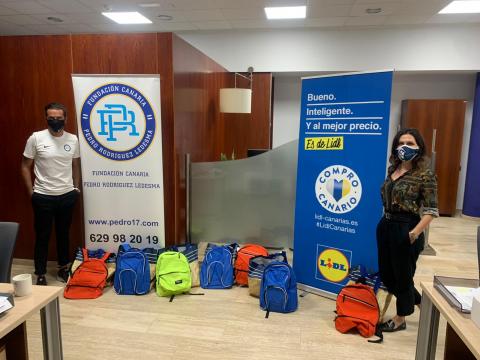 La Fundación Pedro Rodríguez dona mochilas con material escolar a menores sin recursos