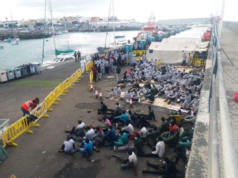 Inmigrantes en el muelle de Arguineguín