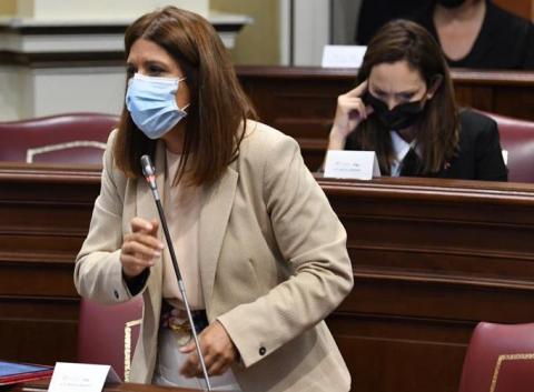 Carmen Hernández en el Parlamento de Canarias