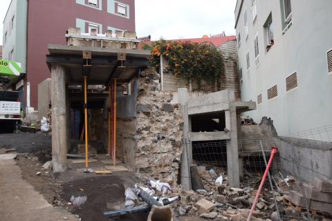 Traslado de las troneras de la calle Drago en Gáldar. Gran Canaria