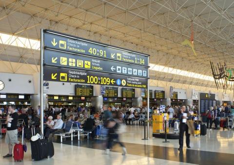 Turistas en el aeropuerto de Gran Canaria