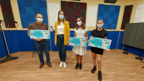 Carla Campoamor con las ganadoras del certamen para jóvenes creadores e intérpretes Carla Campoamor con las ganadoras del certamen para jóvenes creadores e intérpretes