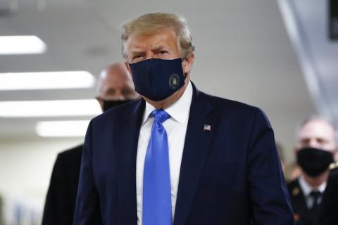 Donald Trump con mascarilla