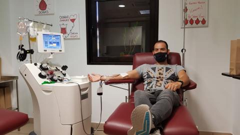 Miguel es donante habitual de plaquetas en el punto fijo del Centro de Salud de San Isidro, en Tenerife