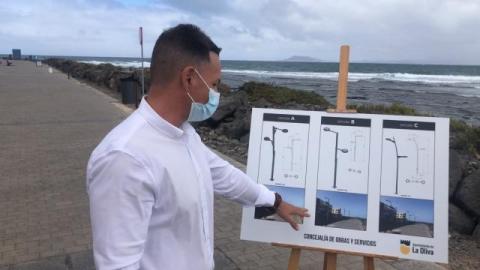 El concejal Luis Alba mostrando las tres luminarias a elegir, La Oliva. Fuerteventura