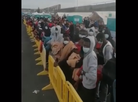 Inmigrantes en el muelle de Arguineguín, Mogán. Gran Canaria Inmigrantes en el muelle de Arguineguín, Mogán. Gran Canaria