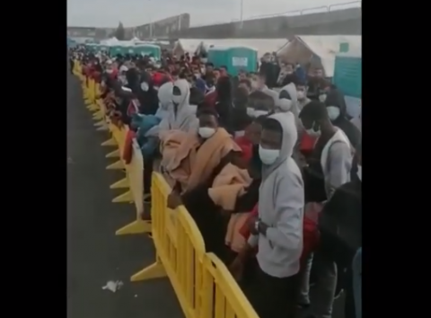 Inmigrantes en el muelle de Arguineguín, Mogán. Gran Canaria